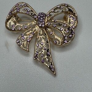 🎀 Purple Rhinestone Bow Brooch – Elegant Gold-Tone Filigree Design